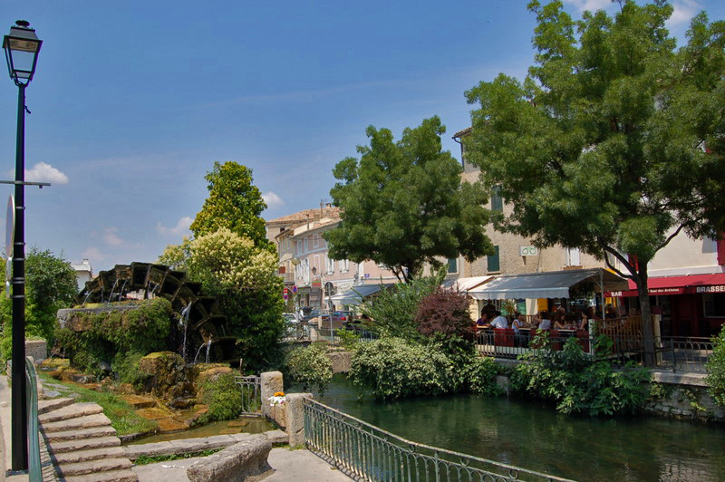 HJ---Paddle-wheels-and-cafes-by-the-riverside.